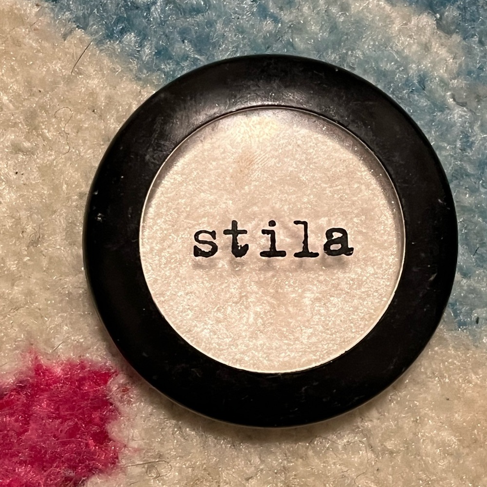 Still eyeshadow opal